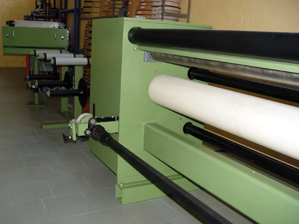 Macchinario per la lavorazione delle tele abrasive nel reparto produttivo Dafne
